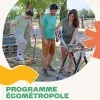 Première de couverture du programme ÉcoMétropole 2026-2027 : une apprenante scie une planche sur un établi sous le regard du formateur et un autre apprenant décroche les planches d'une palette à l'aide d'un marteau et d'un pied de biche