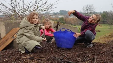 3 enfants sur le tas de compost cherchent des vers de terre