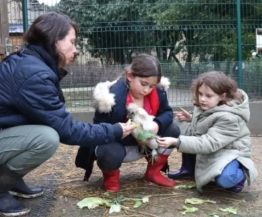 deux enfants portent une pourle avec la présence d'une animatrice