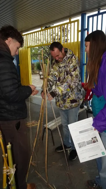 Les participants construisent un tipi en canne de provence