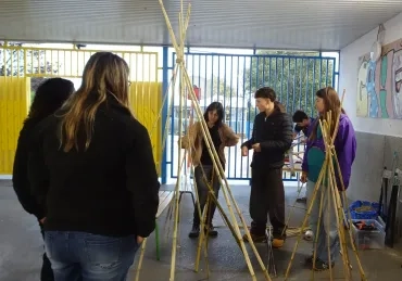 Les participants sont autours de leurs tipis