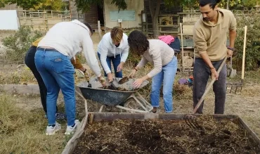 Pendant que des participants rajoute de la terre, d'autre la retourne