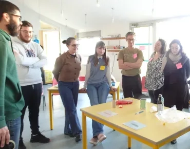 Les participants joue à un jeu de classement de déchets.
