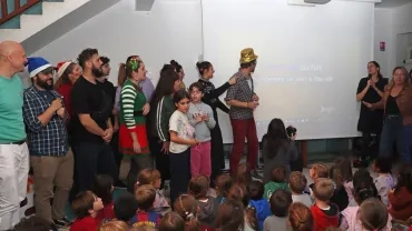 tous les animateurs chantent devant les enfants