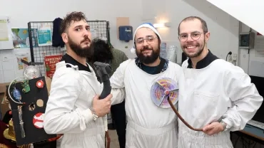 trois animateurs posent avec leur costume de sos fantômes