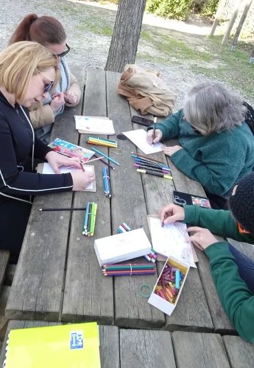 Des participantes dessinent.