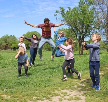 Un groupe d'enfants et leurs animateurs sautent