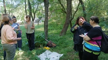 Les participantes sentent des feuilles de plantes