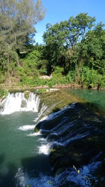 Une photo d'une cascade de la rivière Mosson
