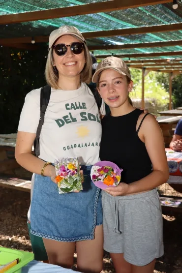Une mère et sa fille posent avec leurs tabelaux nature