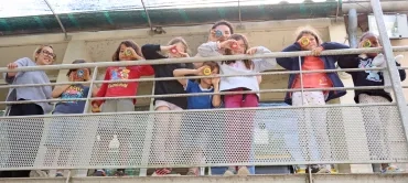 Un groupe d'enfants et leur animatrice observent dans de petites jumelles