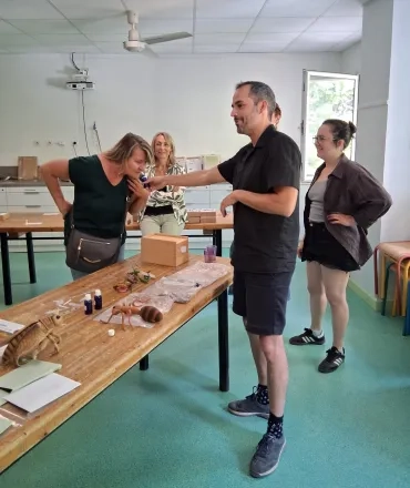 Une participante sent et devine l'odeur de l'environnement de l'abeille charpentière