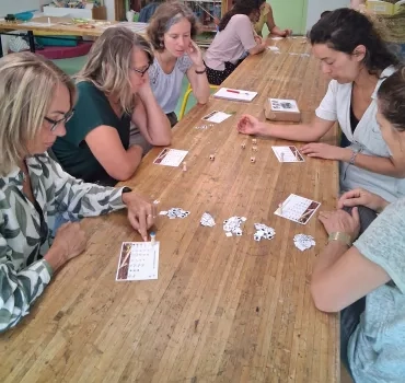 Les participants jouent au yam's afin de créer un sol de A à Z
