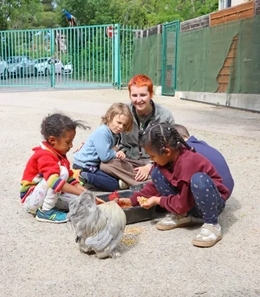 Un groupe d'enfants et leur animatrice mélangent des graines