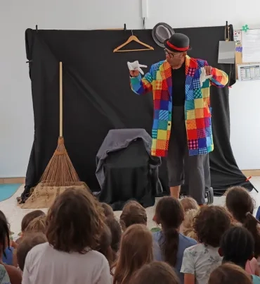 un clown sur scène