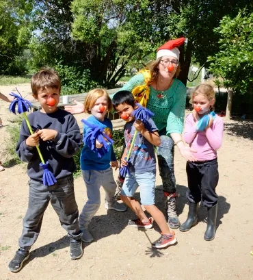 Un groupe d'enfants et leur animatrice sont déguisés en clowns
