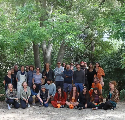 Photo de groupe du personnel de l'Écolothèque devant une zone arborée