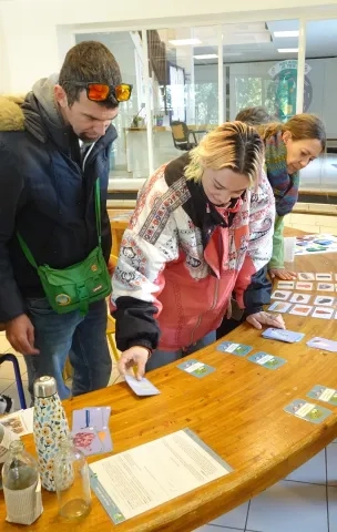 Les participants essaient les outils pédagogiques de l'Écolothèque