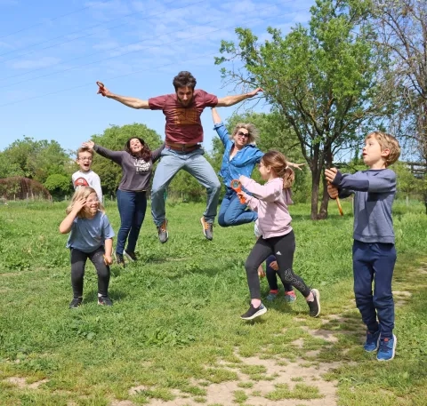 Un groupe d'enfants et leurs animateurs sautent