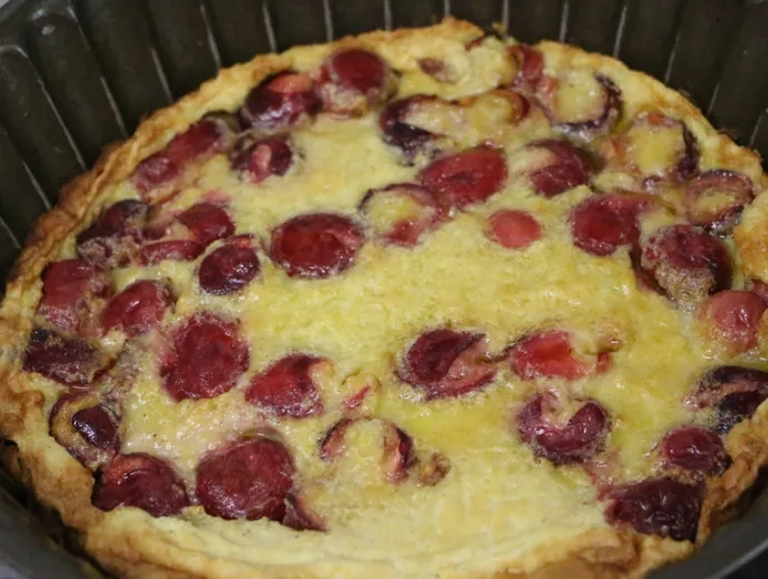 Clafoutis aux cerises dans un plat