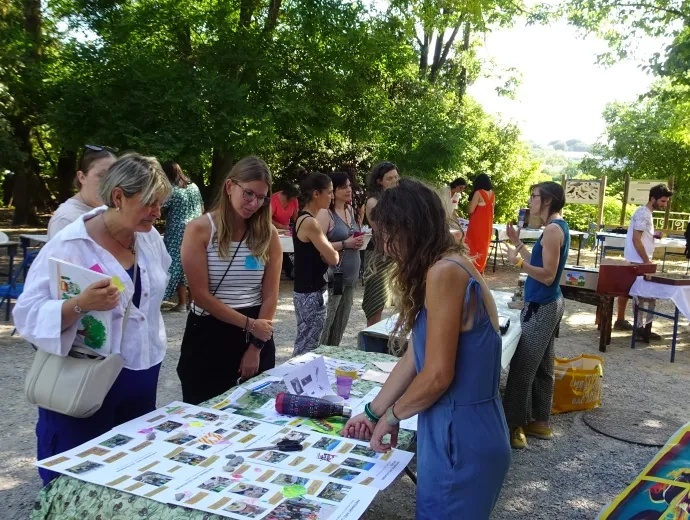 Plusieurs adultes découvrent des stands en extérieur