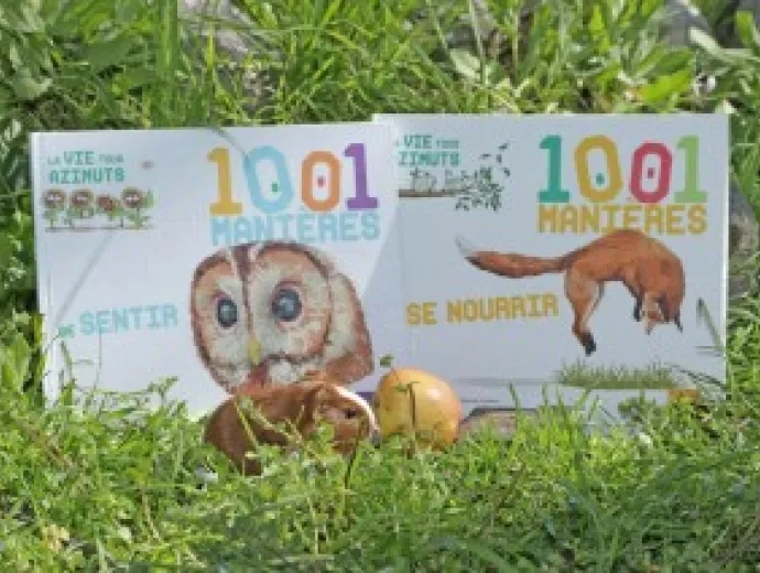 Les livres 1001 manières de sentir et de se nourrir sont exposés en extérieur dans l'herbe
