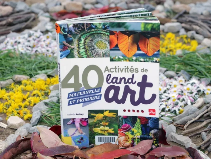 Le livre est présenté mis en scène autour d'éléments naturels disposés de manière à créer du land'art