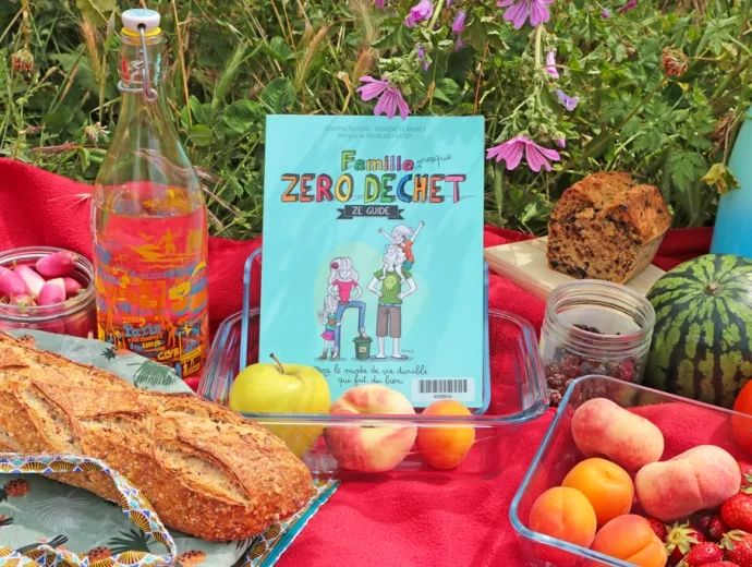 Le guide zéro déchet est présenté mis en scène au centre d'un pic nic zéro déchet