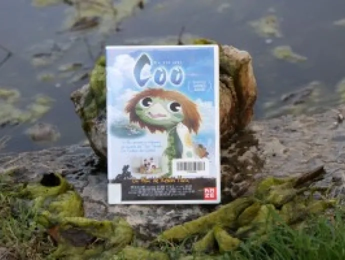 Le DVD Un été avec Coo est présenté au bord d'une mare