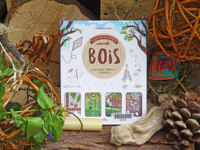 Le livre intitulé Bois est exposé entouré d'objets fabriqués en bois