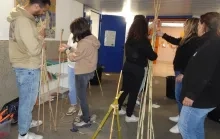 Les participants construisent et attachent les tipis 