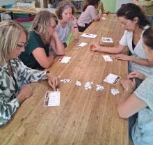Les participants jouent au yam's afin de créer un sol de A à Z