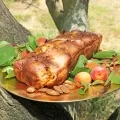 Cake sur une assiette dorée posé dans un arbre avec des abricots et des amandes autour