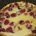 Clafoutis aux cerises dans un plat