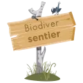 Illustration d'un panneau en bois sur lequel est marqué « Biodiver sentier », cloué sur une branche plantée dans un sol enherbé