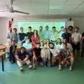 Etudiants du master GREEN en groupe devant l'écran de présentation de l'Ecolothèque