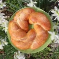 Une brioche posée sur son assiette avec des fleurs autour