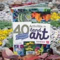 Le livre est présenté mis en scène autour d'éléments naturels disposés de manière à créer du land'art