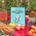 Le guide zéro déchet est présenté mis en scène au centre d'un pic nic zéro déchet