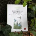 Le livre Chroniques du vivant est présenté aux pieds de plantes