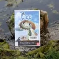 Le DVD Un été avec Coo est présenté au bord d'une mare
