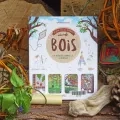 Le livre intitulé Bois est exposé entouré d'objets fabriqués en bois