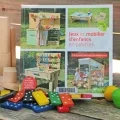 Le livre Jeux d'enfants en palettes est présenté face couverture entouré de jeux d'enfants colorés en bois