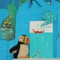 Le livre Oceano est exposé entouré d'une baleine bleue en carton et d'une peluche de macareux