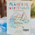 Le livre Plasticus maritimus est exposé entouré de déchets en plastique