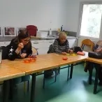 Les participants goûtent 2 compotes, une est colorée par du colorant, l'autre non.