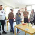 Les participants joue à un jeu de classement de déchets.