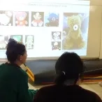 Les participants suivent attentivement l'animateur.