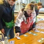 Les participants essaient les outils pédagogiques de l'Écolothèque