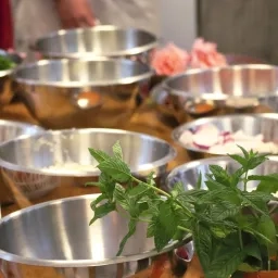 plusieurs bols sur une table avec des plantes aromatique et des épices